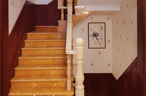 城中中式别墅室内汉白玉石楼梯的定制安装装饰效果